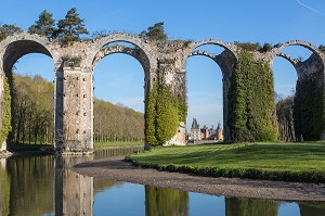AQUEDUC COMMANDE PAR LOUIS XIV A VAUBAN, LA HIRE ET COURTOIS, CHATEAU DE MAINTENON, EURE-ET-LOIR (28), FRANCE 