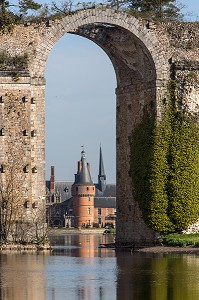 AQUEDUC COMMANDE PAR LOUIS XIV A VAUBAN, LA HIRE ET COURTOIS, CHATEAU DE MAINTENON, EURE-ET-LOIR (28), FRANCE 