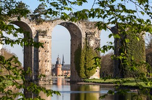 AQUEDUC COMMANDE PAR LOUIS XIV A VAUBAN, LA HIRE ET COURTOIS, CHATEAU DE MAINTENON, EURE-ET-LOIR (28), FRANCE 