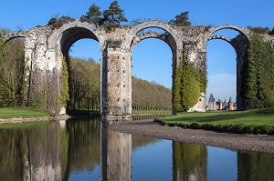 AQUEDUC COMMANDE PAR LOUIS XIV A VAUBAN, LA HIRE ET COURTOIS, CHATEAU DE MAINTENON, EURE-ET-LOIR (28), FRANCE 
