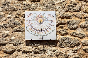 CADRAN SOLAIRE SUR FACADE DE MAISON EN PIERRE, (30) GARD, LANGUEDOC-ROUSSILLON, OCCITANIE, FRANCE 