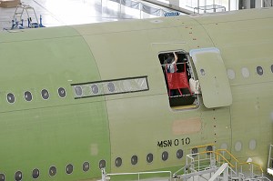 VISITE DE L'USINE D'ASSEMBLAGE DE L'AIRBUS A380 A L'AEROSPATIALE DE TOULOUSE, HAUTE-GARONNE (31), FRANCE 
