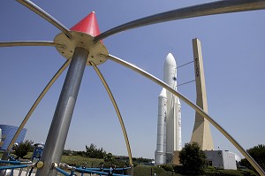 AIRE DE JEUX, FUSEE ARIANE 5, LA CITE DE L'ESPACE, TOULOUSE, HAUTE-GARONNE (31), FRANCE 