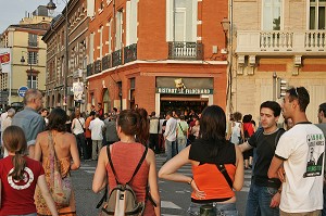 AMBIANCE DE RUE PRES DU PONT NEUF, RUE DE METZ, TOULOUSE, HAUTE-GARONNE (31), FRANCE 