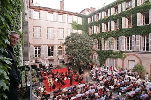 CONCERT DE MUSIQUE CLASSIQUE DANS UNE COUR INTERIEUR D'IMMEUBLE, RUE DES PARADOUX, TOULOUSE, HAUTE-GARONNE (31), FRANCE 