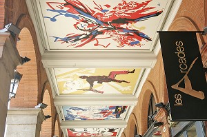 LA GALERIE DES ARCADES, TABLEAUX DE RAYMOND MORETTI, HOTEL DE VILLE, PLACE DU CAPITOLE, TOULOUSE, HAUTE-GARONNE (31), FRANCE 