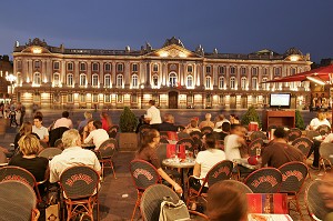 TERRASSE DES ARCADES FACE A L'HOTEL DE VILLE A LA TOMBEE DE LA NUIT, PLACE DU CAPITOLE, TOULOUSE, HAUTE-GARONNE (31), FRANCE 