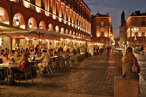 TERRASSE DES ARCADES FACE A L'HOTEL DE VILLE A LA TOMBEE DE LA NUIT, PLACE DU CAPITOLE, TOULOUSE, HAUTE-GARONNE (31), FRANCE 