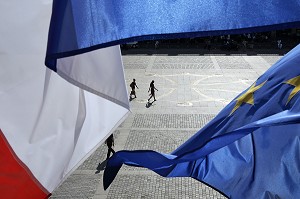 DRAPEAUX DE L'HOTEL DE VILLE ET CROIX OCCITANE, PLACE DU CAPITOLE, TOULOUSE, HAUTE-GARONNE (31), FRANCE 