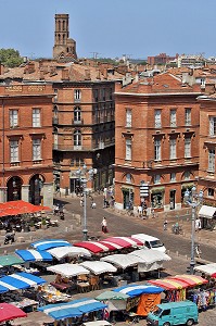 PLACE DU CAPITOLE VUE DU TOIT DE L'HOTEL DE VILLE AVEC SON PETIT MARCHE, TOULOUSE, HAUTE-GARONNE (31), FRANCE 