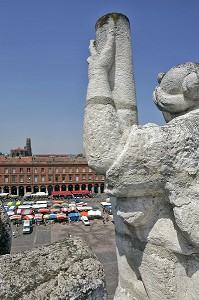 PLACE DU CAPITOLE VUE DU TOIT DE L'HOTEL DE VILLE AVEC SON PETIT MARCHE, TOULOUSE, HAUTE-GARONNE (31), FRANCE 