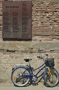 TEXTES DE LA CHANSON DE CLAUDE NOUGARO 'C'EST UNE GARONNE', PROMENADE SAINT-MARTIN, BORDS DE LA GARONNE, TOULOUSE, HAUTE-GARONNE (31), FRANCE 