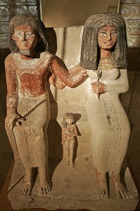 COUPLE ET ENFANT EN BOIS ET SCULPTE ET PEINT, EGYPTE NOUVELLE (ENTRE 1500 ET 1080 AVANT JC), MUSEE GEORGES LABIT (ARTS D'ASIE ET ANTIQUITES EGYPTIENNES), TOULOUSE, HAUTE-GARONNE (31), FRANCE 