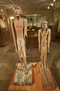 STATUES D'HOMME ET DE FEMME, BOIS SCULPTE AVEC TRACES DE POLYCHROMIE, EGYPTE (ENTRE 2160 ET 2000 AVANT JC), MUSEE GEORGES LABIT (ARTS D'ASIE ET ANTIQUITES EGYPTIENNES), TOULOUSE, HAUTE-GARONNE (31), FRANCE 