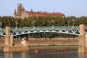 AVIRON ET RAMEURS SUR LA GARONNE, COUVENT DES JACOBINS ET PONT SAINT-PIERRE, VILLE DE TOULOUSE, HAUTE-GARONNE (31), FRANCE 