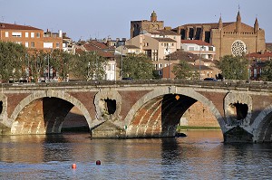 VUE DE LA GARONNE AVEC LE PONT-NEUF, LE QUARTIER DES CARMES ET L'EGLISE NOTRE-DAME DE LA DALBADE, VILLE DE TOULOUSE, HAUTE-GARONNE (31), FRANCE 