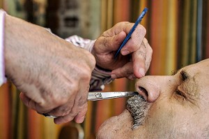 MR TAILLEFER TAILLE UNE MOUSTACHE, COIFFEUR BARBIER AU BARBER SHOP (SALON DE COIFFURE), VILLE DE TOULOUSE, HAUTE-GARONNE (31), FRANCE 