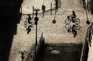 CYCLISTES DANS LA RUE, MERE ET ENFANT, SCENE DE RUE A CONTRE-JOUR APRES L'AVERSE, VILLE DE TOULOUSE, HAUTE-GARONNE (31), FRANCE 