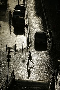 PIETON DANS LA RUE, SCENE DE RUE A CONTRE-JOUR APRES L'AVERSE, VILLE DE TOULOUSE, HAUTE-GARONNE (31), FRANCE 