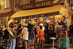 ORCHESTRE ET AMBIANCE DE FETE AU CAFE 'CHEZ AUTHIE', VILLE DE TOULOUSE, HAUTE-GARONNE (31), FRANCE 