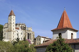 BEFFROI DE LA TOUR HENRI IV ET CATHEDRALE, VILLE DE AUCH, GERS (32), FRANCE 