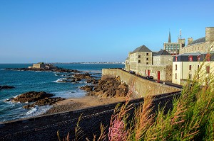 LES REMPARTS AVEC LE FORT NATIONAL DE SAINT-MALO, ILLE-ET-VILAINE (35), FRANCE 