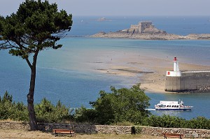 FORT NATIONAL (ROYAL) VUE DE LA CITE D'ALETH ET ENTREE DU PORT, SAINT-MALO, ILLE-ET-VILAINE (35), FRANCE 