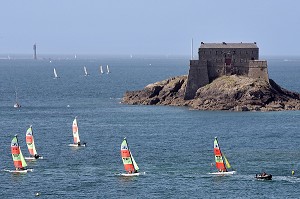 CATAMARANS DE L'ECOLE DE VOILE DEVANT LE FORT NATIONAL, SAINT-MALO, ILLE-ET-VILAINE (35), FRANCE 