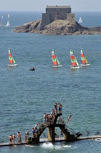 PISCINE DE LA PLAGE DU BON SECOURS AVEC LES CATAMARANS DE L'ECOLE DE VOILE DEVANT LE FORT NATIONAL, SAINT-MALO, ILLE-ET-VILAINE (35), FRANCE 