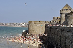 LA PLAGE DE L'EVENTAIL AU PIED DE LA TOUR BIDOUANE, SAINT-MALO, ILLE-ET-VILAINE (35), FRANCE 