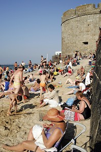 LA PLAGE DE L'EVENTAIL AU PIED DE LA TOUR BIDOUANE, SAINT-MALO, ILLE-ET-VILAINE (35), FRANCE 