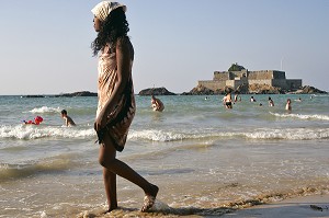 BAIGNADE SUR LA PLAGE DE L'EVENTAIL AU PIED DE LA TOUR BIDOUANE, SAINT-MALO, ILLE-ET-VILAINE (35), FRANCE 