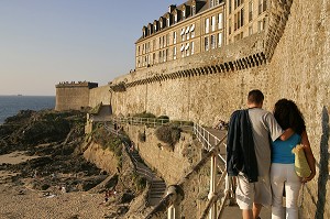 PROMENADE AU PIED DES REMPARTS, PLAGE DU BON SECOURS, SAINT-MALO, ILLE-ET-VILAINE (35), FRANCE 