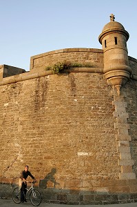 LES REMPARTS EN DESSOUS DU BASTION SAINT-PHILIPPE, SAINT-MALO, ILLE-ET-VILAINE (35), FRANCE 