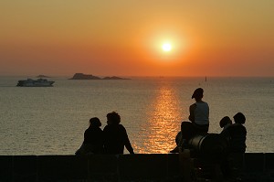 COUCHER DE SOLEIL VUE DU BASTION DE LA HOLLANDE, SAINT-MALO, ILLE-ET-VILAINE (35), FRANCE 