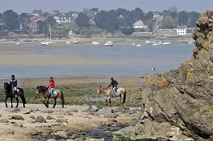 CENTRE EQUESTRE 'LA CRAVACHE', BALLADE A CHEVAL SUR LA PLAGE DU HAVRE, SAINT-MALO, ILLE-ET-VILAINE (35), FRANCE 