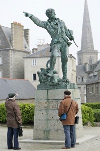 STATUE DU CORSAIRE MALOUIN ROBERT SURCOUF (1773-1827), PLACE DU QUEBEC, INTRA-MUROS, SAINT-MALO, ILLE-ET-VILAINE (35), FRANCE 