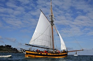 CROISIERE AVEC LE RENARD, REPLIQUE DU BATEAU DU CORSAIRE ROBERT SURCOUF DEVANT L'ILE DE CEZEMBRE, SAINT-MALO, ILLE-ET-VILAINE (35), FRANCE 