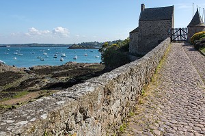 PORT DE PLAISANCE DES BAS-SABLONS AVEC CHEMIN DE LA TOUR SOLIDOR, CITE D'ALET, QUARTIER DE SAINT-SERVAN, SAINT-MALO, ILLE-ET-VILAINE (35), FRANCE 