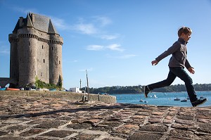 ENFANT SUR LE PORT DES BAS-SABLONS AVEC LA TOUR SOLIDOR, CITE D'ALET, QUARTIER DE SAINT-SERVAN, SAINT-MALO, ILLE-ET-VILAINE (35), FRANCE 