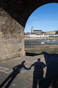 EGLISE SAINTE-CROIX ET PORT DES BAS-SABLONS DEVANT L'ARSENAL, CITE D'ALET, QUARTIER DE SAINT-SERVAN, SAINT-MALO, ILLE-ET-VILAINE (35), FRANCE 