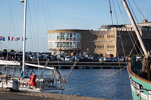 PALAIS DES CONGRES ET CASINO BARRIERE DEVANT LE PORT DE PLAISANCE DE SAINT-MALO, ILLE-ET-VILAINE (35), FRANCE 
