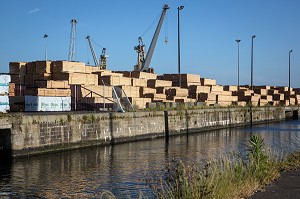 STOCKAGE DE BOIS POUR L'EXPORTATION, PORT DE COMMERCE DE SAINT-MALO, ILLE-ET-VILAINE (35), FRANCE 