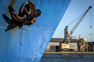 ANCRE D'UN BATEAU DE PECHE A QUAI SUR LE PORT DE COMMERCE DE SAINT-MALO, ILLE-ET-VILAINE (35), FRANCE 