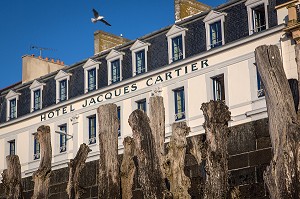 PIEUX EN BOIS DE CHENE POUR PROTEGER LA DIGUE ET LES MAISONS DES FLOTS A MAREE HAUTE  DEVANT L'HOTEL JACQUES CARTIER, SAINT-MALO, ILLE-ET-VILAINE (35), FRANCE 