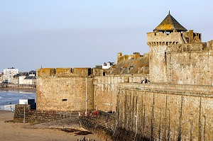 TOUR BIDOUANE SUR LES REMPARTS, SAINT-MALO, ILLE-ET-VILAINE (35), FRANCE 