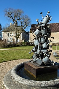 SCULPTURE DE XAVIER CARNET, SECHERESSE DE 2008 REALISEE AVEC 44 ARROSOIRS, PARC DU JARDIN DU  DOMAINE GEORGE SAND, LA VALLEE NOIRE ET LE ROMANTISME DE GEORGE SAND DANS LE BERRY, NOHANT-VIC (36), FRANCE 