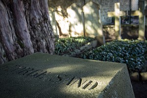 TOMBE DE GEORGE SAND DANS LE CIMETIERE FAMILIAL, DOMAINE GEORGE SAND, LA VALLEE NOIRE ET LE ROMANTISME DANS LE BERRY, NOHANT-VIC (36), FRANCE 
