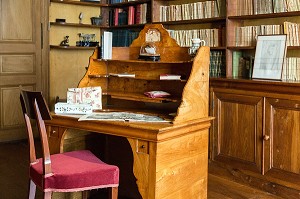 LE BUREAU DE TRAVAIL DE GEORGE SAND AVEC SA BIBLIOTHEQUE, DOMAINE GEORGE SAND, LA VALLEE NOIRE ET LE ROMANTISME DANS LE BERRY, NOHANT-VIC (36), FRANCE 