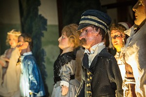 THEATRE DE MARIONNETTES EN BOIS SCULPTE PAR MAURICE, DOMAINE GEORGE SAND, LA VALLEE NOIRE ET LE ROMANTISME DE GEORGE SAND DANS LE BERRY, NOHANT-VIC (36), FRANCE 